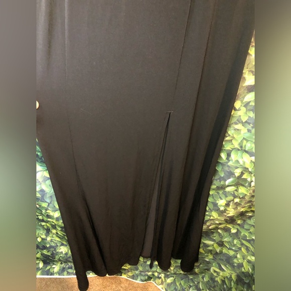 Elegant Black Sleeveless Dress - Picture 14 of 16